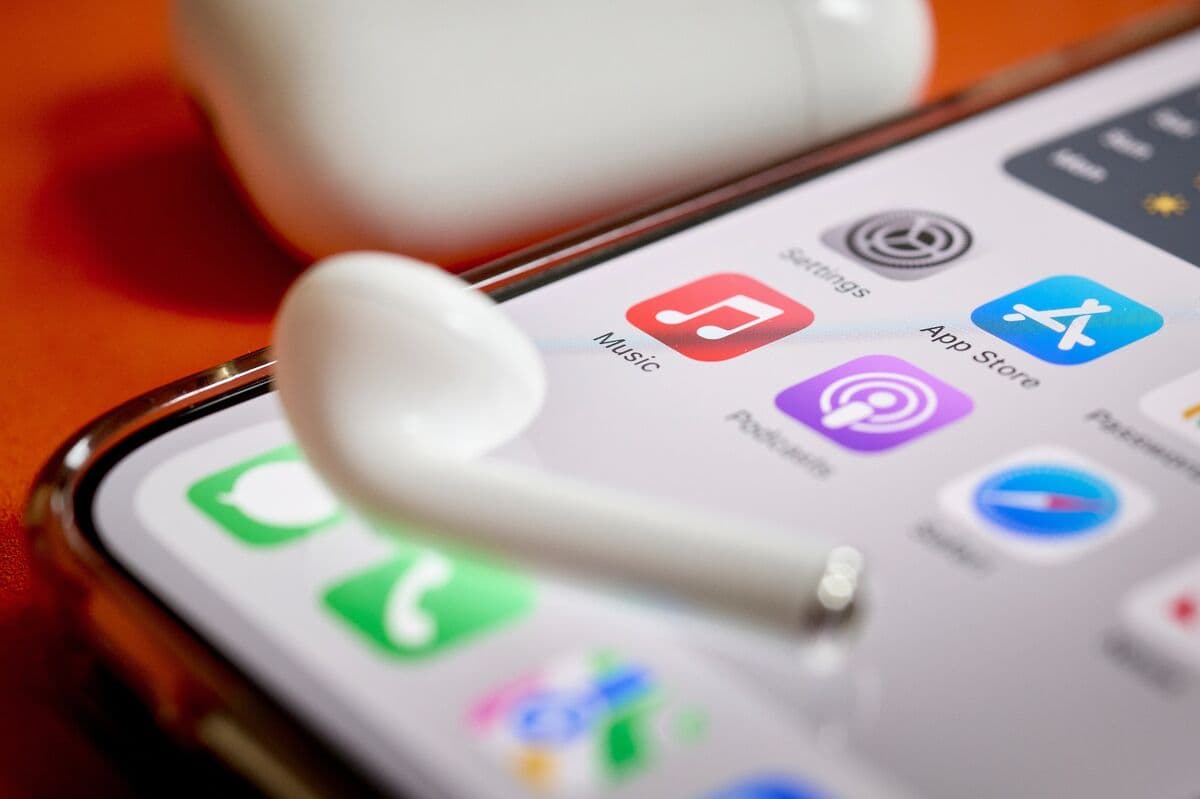 Apple Podcasts Ventures into Video Content with Promising Early Results
