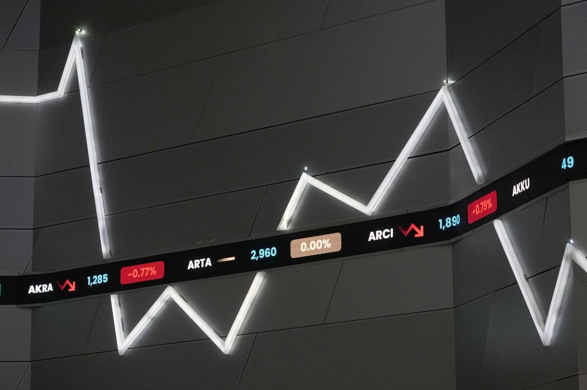 Emerging Market Stocks Experience Largest Decline in Three Weeks Amid Tech Selloff