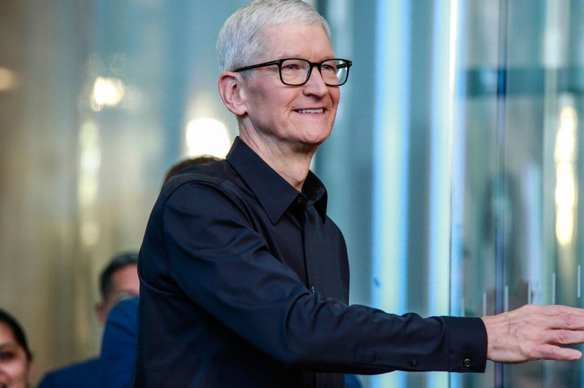 Apple CEO Visits China Amid Growing Pressure on App Store Policy