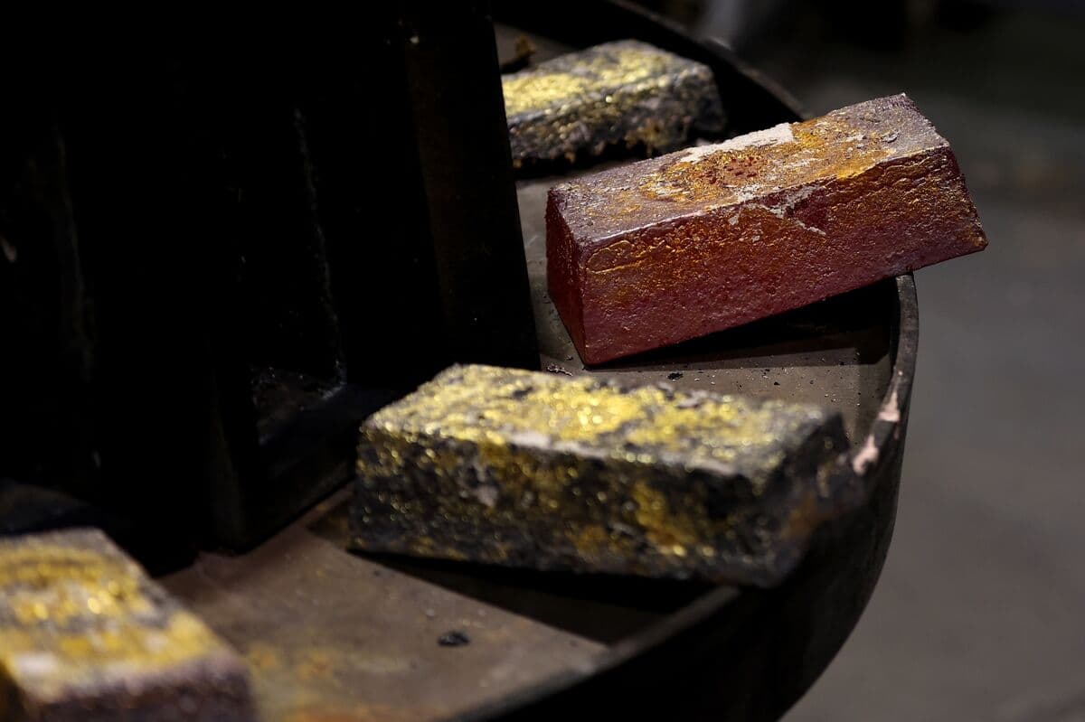 Gold Holds Gain as US-Iran Truce Hopes Ease Inflation Concerns
