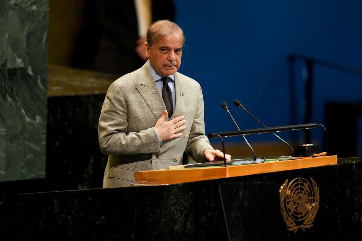 Pakistan’s PM Heads to Saudi Arabia After Talks With Iran Leader