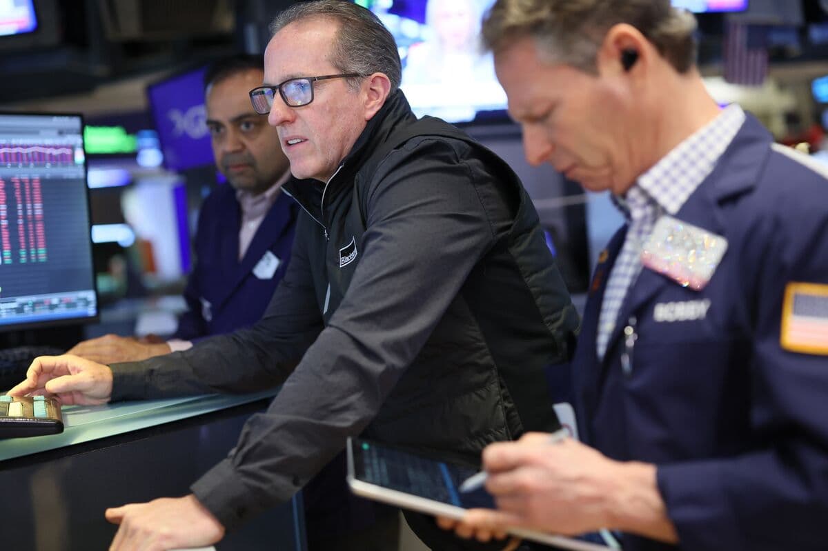 Wall Street Trading Desks Rewrite Stocks Playbooks on US-Iran War