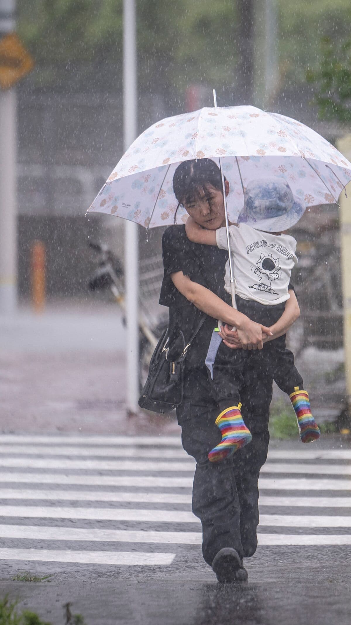 Tropical Storm Jangmi Approaches Tokyo, Causing Flight Cancellations