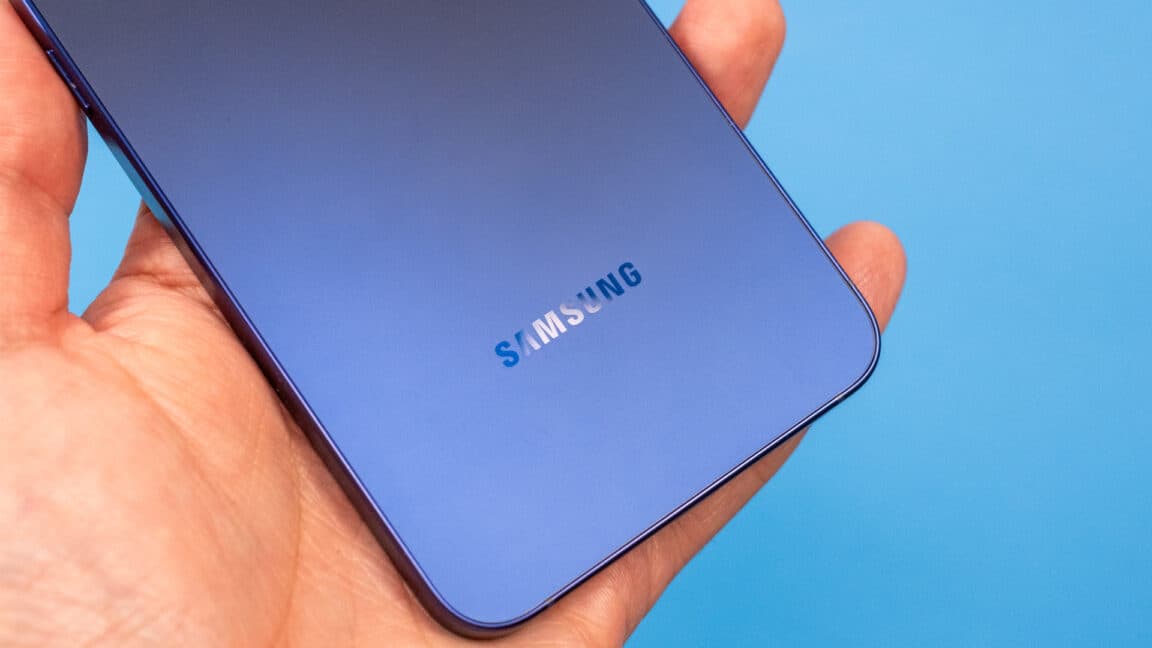 Apple and Samsung Thrive Amid Memory Shortages Impacting Smartphone Shipments