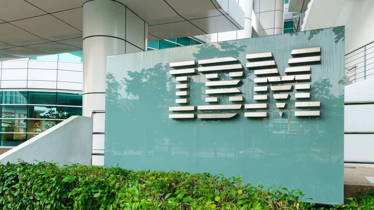 IBM'in geliri arttı, kârı düştü