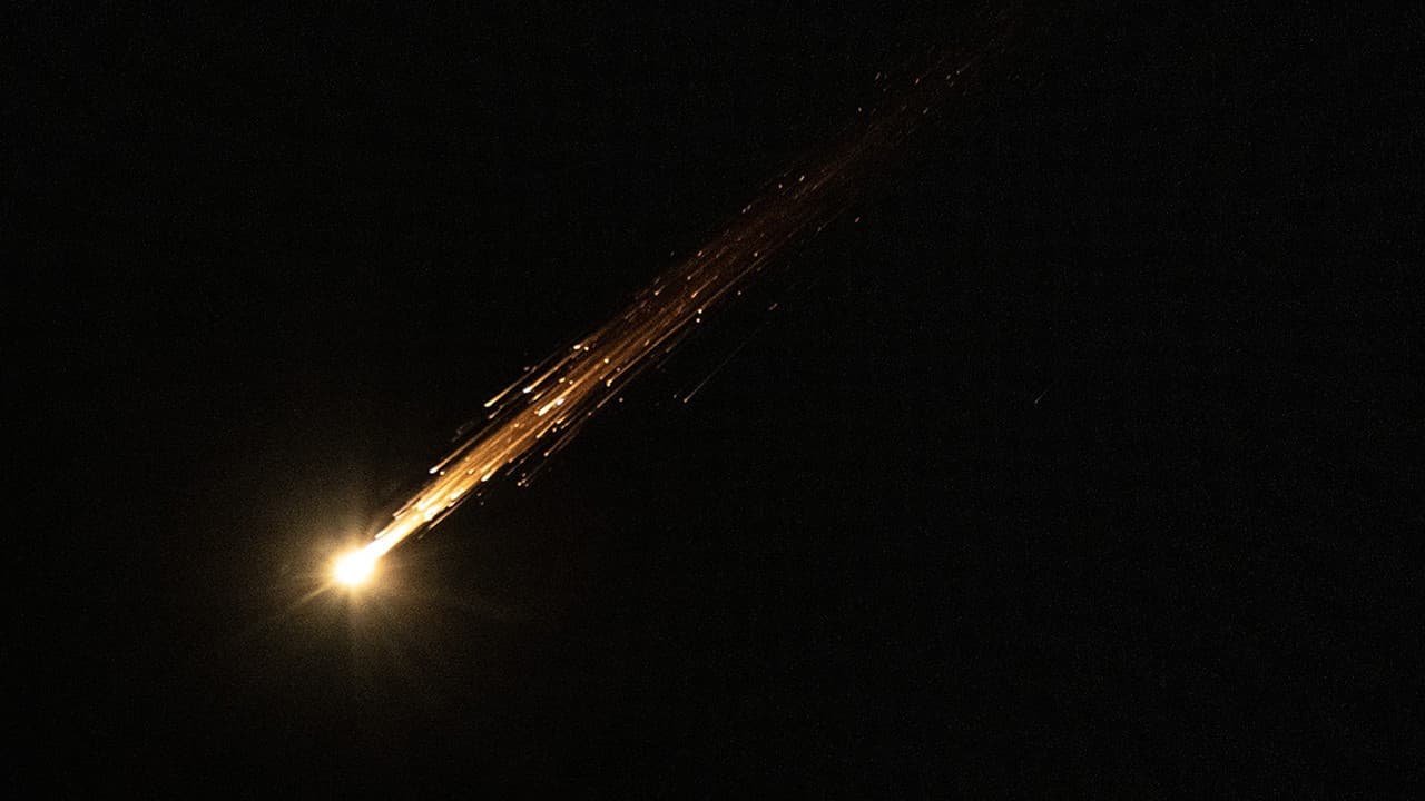 İran, ABD'nin uçak gemisini füzelerle hedef aldığını duyurdu