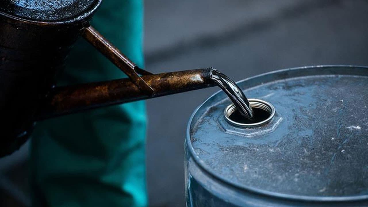 Brent petrol Mayıs'ta yüzde 19 düşüşle altı yılın en kötü ayını geçirdi