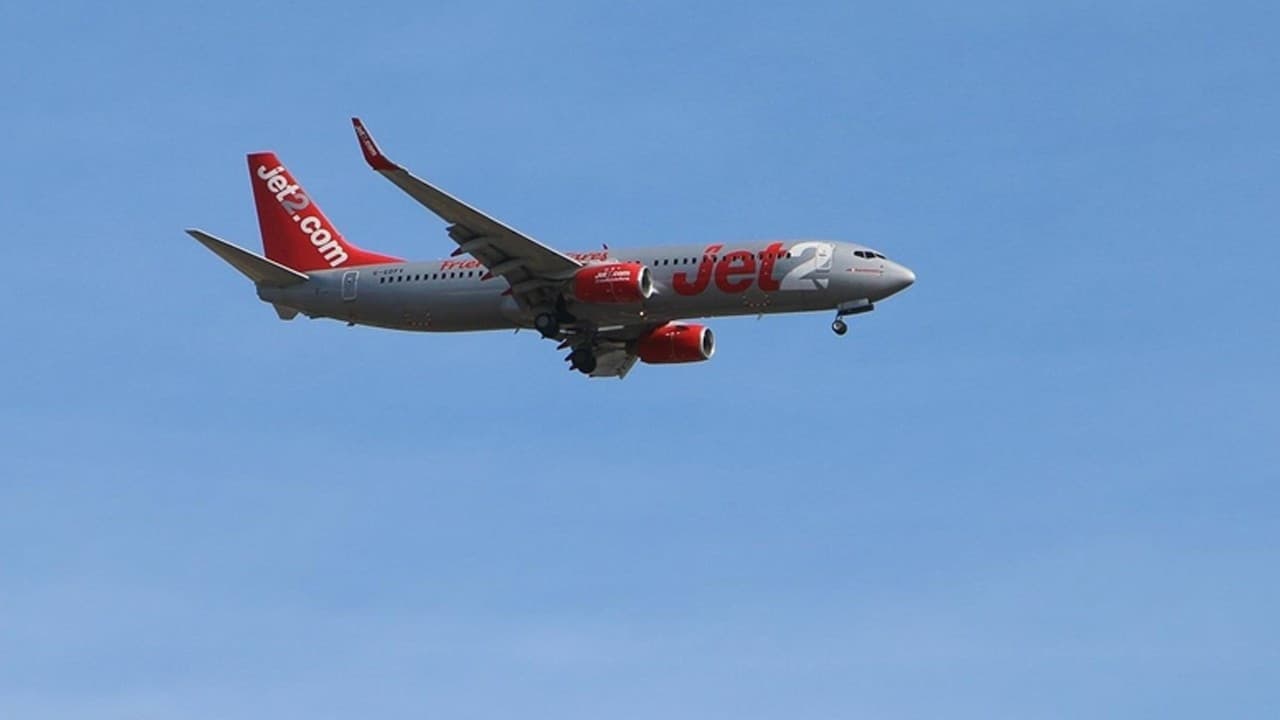 Pilotu rahatsızlanan uçak Antalya'ya acil iniş yaptı