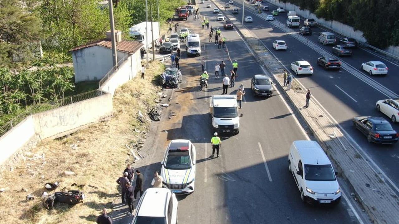 İzmir'de freni patlayan tır ortalığı savaş alanına çevirdi: Ölü ver yaralılar var