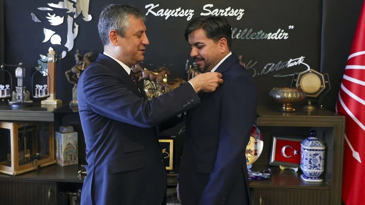 Rozetini Özgür Özel takmıştı... CHP, Arif Kocabıyık'ın üyeliğini durdurdu