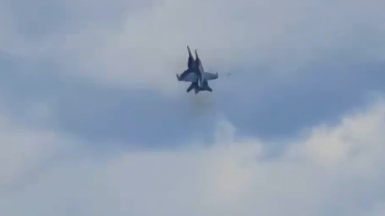ABD'de askeri hava gösterisinde uçaklar çarpıştı, pilotlar kurtuldu