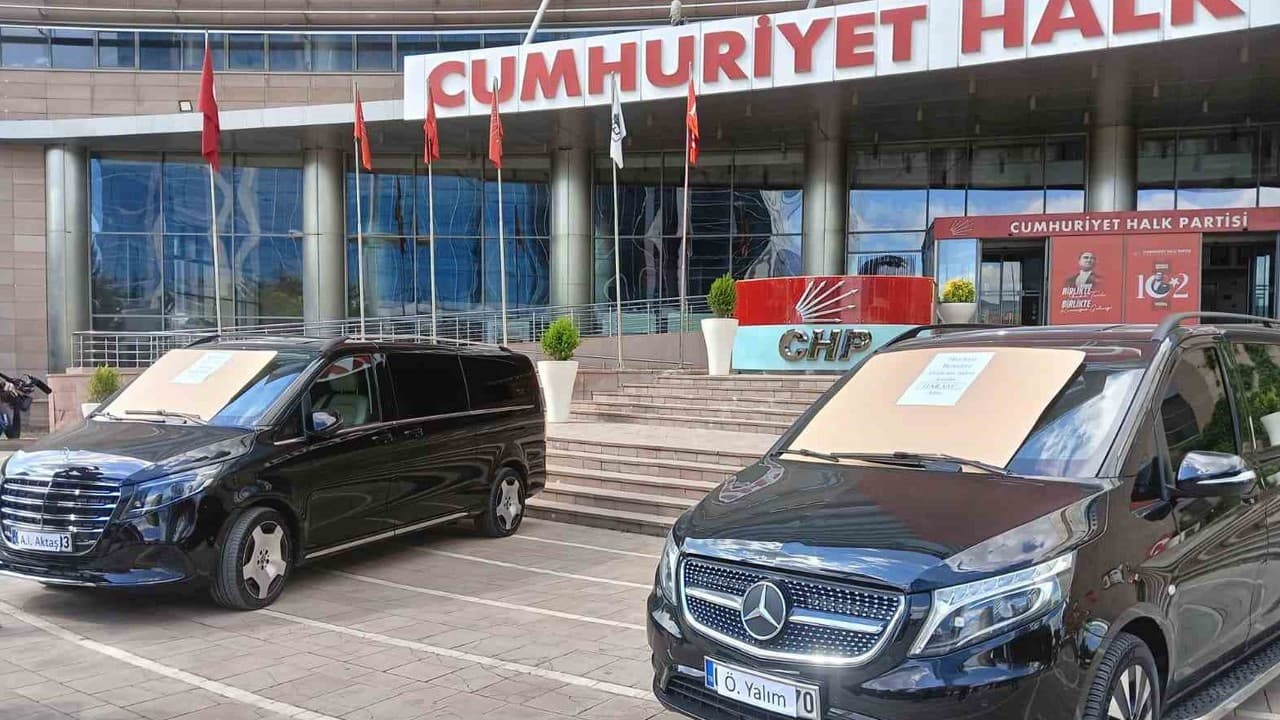 CHP, lüks makam araçlarını satışa sundu