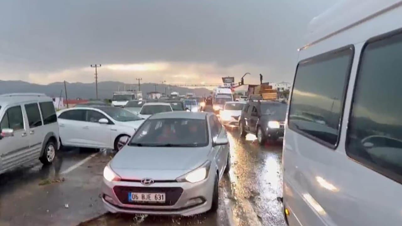 Elazığ-Tunceli kara yolu sel nedeniyle ulaşıma kapandı