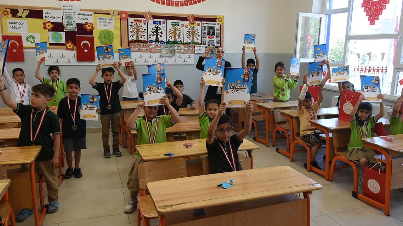 18 milyon öğrenci karnelerini alarak yaz tatiline başladı