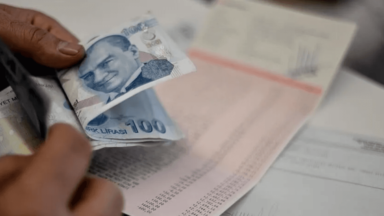Emekli ve memur maaş farklarının ödenip ödenmeyeceği merak ediliyor.