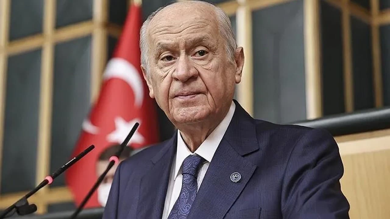 Devlet Bahçeli, A Milli Kadın Voleybol Takımı'nı tebrik etti