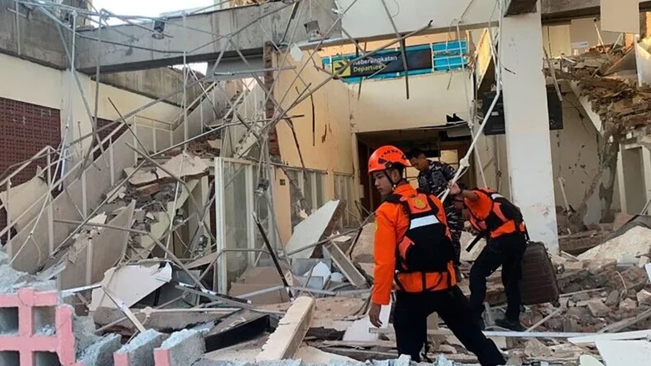 Endonezya'daki 7,7 büyüklüğündeki depremde ölü sayısı 47 oldu
