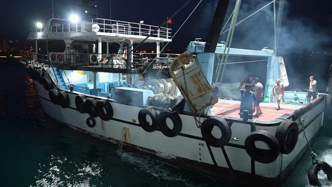 Mersin'deki balıkçılar av yasağının sona ermesiyle denize açıldı