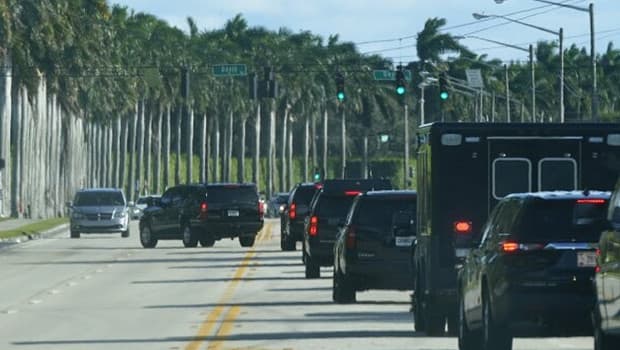 Trump'ın konvoyuna saldırı alarmı: Şüpheli nesne panik yarattı