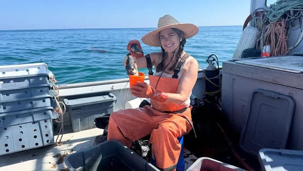 Adını gelmiş geçmiş en zenginler arasına yazdırmıştı… Bir zamanların ünlü modeli balıkçı oldu! Güneş doğmadan uyanıp yem doğruyor