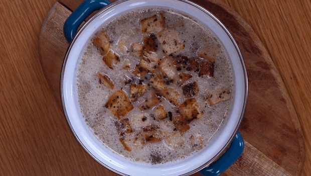 Kruton ile glutensiz kremalı mantar çorbası tarifi (Videolu)