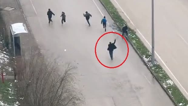 Bursa'da otobüs şoförü kar topu atan çocukları sopayla kovaladı! O anlar kamerada