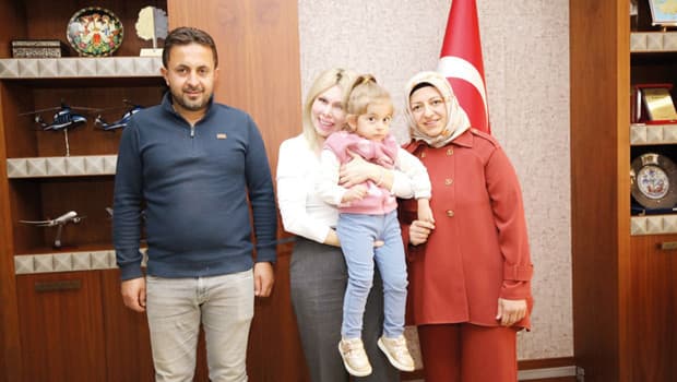 ‘Mucize bebek’ doktorunu ziyaret etti: İki özlenen buluştu