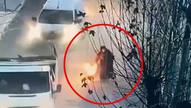 Batman'da eylem için lastik yakan gruba, kadınlar engel oldu