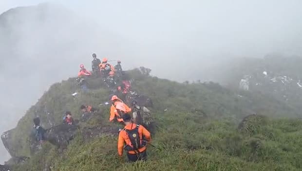 Endonezya'da kaybolan uçağın enkazı bulundu