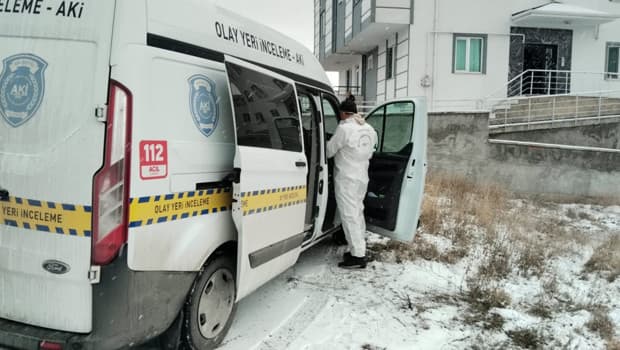 Yaşlı çift, evlerinde başlarından vurulmuş halde bulundu