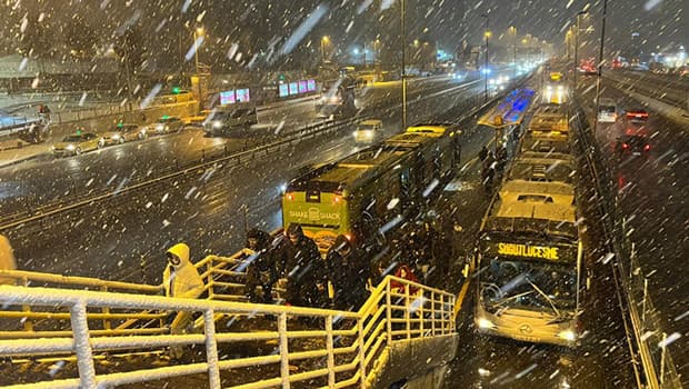Son dakika... İstanbul'da kar gece boyu devam etti! Araçlar kaydı, sokaklar piste döndü