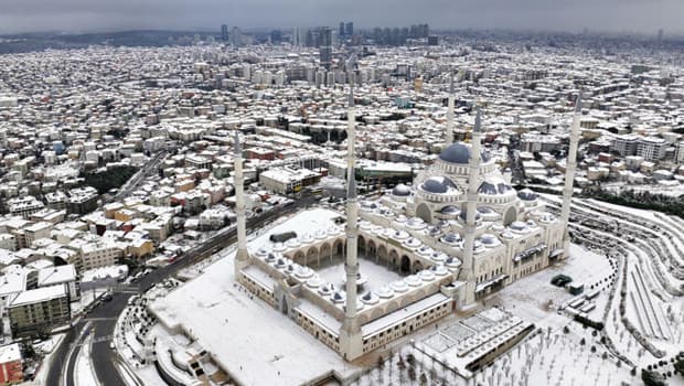 Megakent beyaza büründü