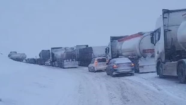Kop Dağı Geçidi'nde araçlar tipi nedeniyle yolda kaldı