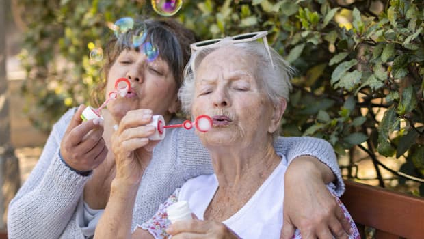 100 yaşını aşmış kişiler uzun ömrün sırrını anlattı... Hepsinin ortak bir özelliği var!