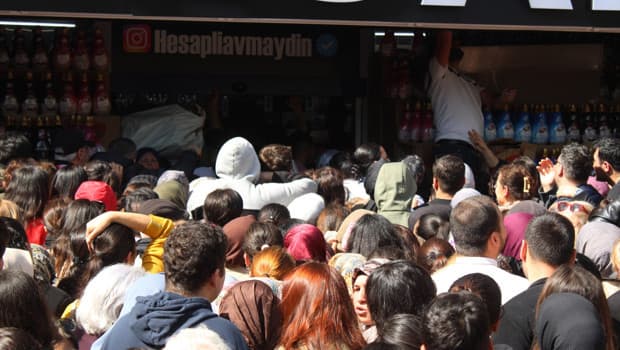 Aydın'da indirim izdihamı! Ezilenler ve bayılanlar ambulanslarla hastaneye kaldırıldı... Açılış iptal edildi