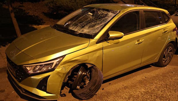 Karşı yöne geçen otomobil, motosiklet ve 5 araca çarptı