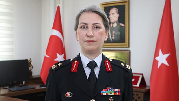 Türkiye'nin ilk kadın il jandarma komutanıyken tuğgeneralliğe terfi etmişti | Gülden Paşa: Bana en çok ilham veren kadın annemdir