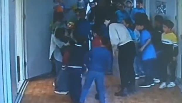 Öğretmen, 7 yaşındaki çocuğun hayatını kurtardı: O anlar kamerada