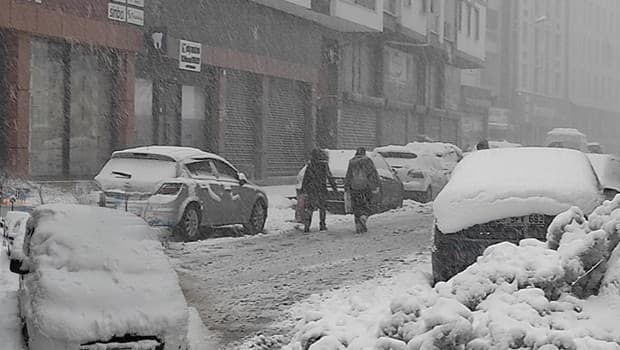Baharı beklerken kara kış geri geldi: Bastıran kar yağışıyla yollar kapandı