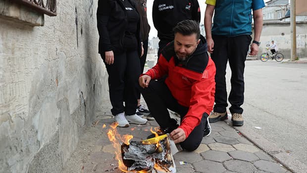 Ogün Abi'den iyilik örneği: Borç defterini kaldırımda yaktı