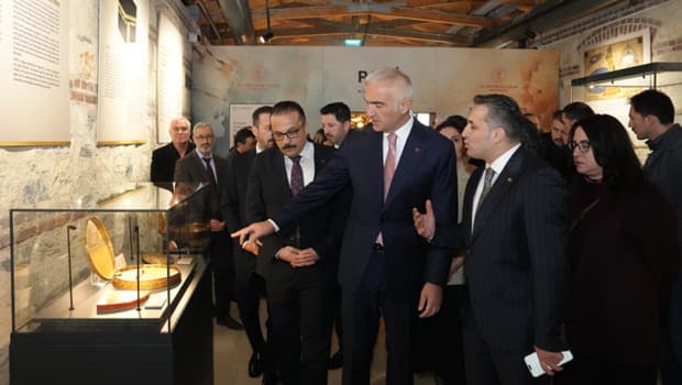 İki İznik Çinisi yıllar sonra yeniden Türkiye’de... Osmanlı sultanlarının kutsal emanet hürmeti gün yüzüne çıktı