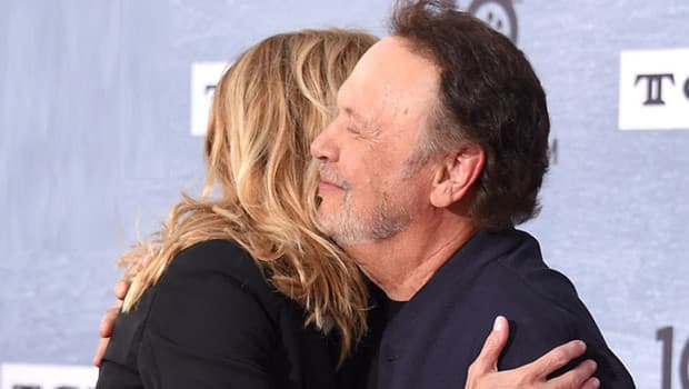 Yıllar önce aşktan kaçamayan iki genç vardı: Bu kez onları çok acı bir ölüm buluşturdu: Gözyaşlarına buruk gülümsemeler karıştı