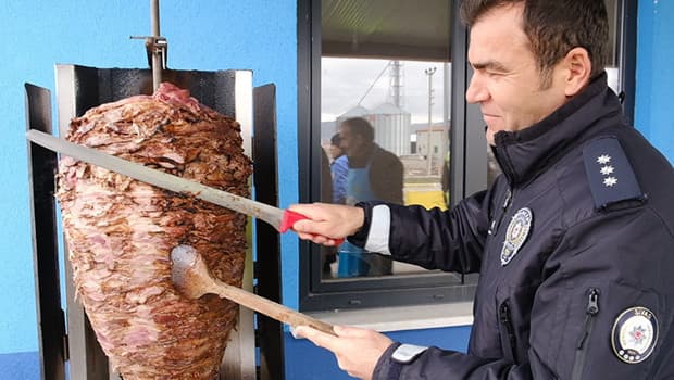 Polis, döner kesip vatandaşa ikram etti
