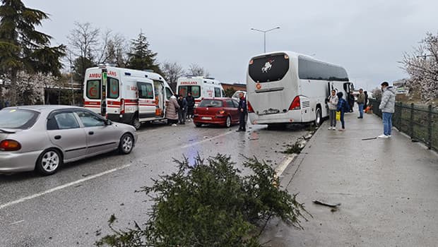 Çorum'da yolcu otobüsü ile kamyonet çarpıştı: 7 kişi yaralandı