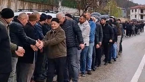 1 kilometrelik bayramlaşma kuyruğu! 'Geleneğimiz 60 yıldır devam ediyor'