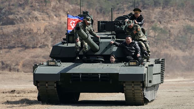 Kuzey Kore lideri Kim Jong-un'un kızı tank kullandı