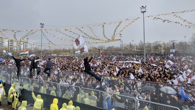Diyarbakır'daki Nevruz kutlamalarına çok sayıda kişi katıldı