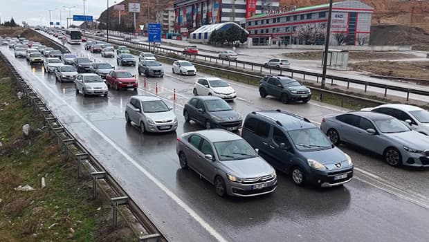 Ara tatil bitiyor! Dönüş yolculuğu başladı: 43 ilin geçiş noktasında trafik yoğunluğu
