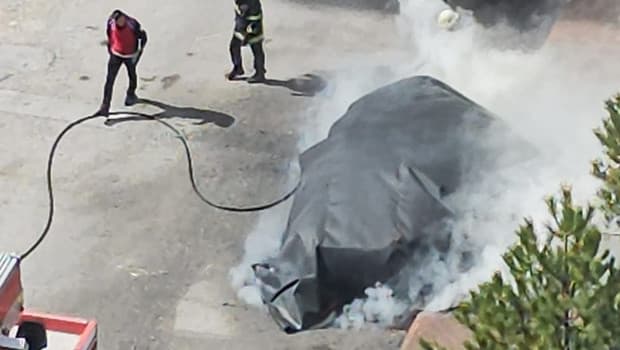 Alev alan elektrikli otomobili bu yöntemle söndürdüler