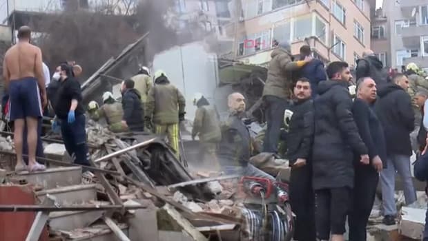 Son dakika: Fatih'te iki bina çöktü